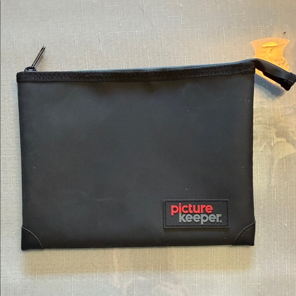 Picture Keeper Connect 32GB Backup Device & Photo Keeper Pouch - Picture 4 of 4